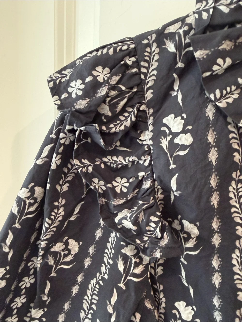 Entro Floral Ruffle Blouse Size Medium - Picture 6 of 16